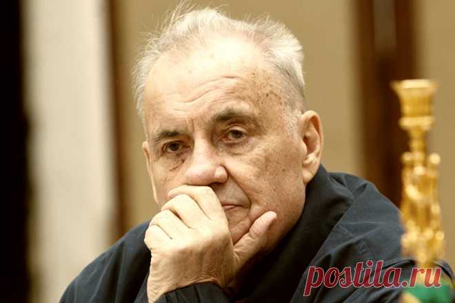 У памяти моей дурное свойство, — любая пакость будет долго тлеть. Хочу прогнать больное беспокойство, но не могу себя преодолеть. Как в безразмерной камере храненья, в сознаньи — чемоданы и мешки, в которых накопились оскорбленья, обиды, униженья и щелчки. Не в силах изменить свою природу, я поименно помню всех врагов. Обиды-шрамы ноют в непогоду… К прощенью я, простите, не готов. В самом себе копаюсь я капризно, на свалке памяти я черт-те что храню… Обидчиков повычеркав из жизни, я их в…