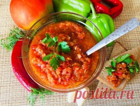 Аджика (не острая), рецепт с фото не острой аджики Этим рецептом поделилась со мной мама нашего друга, проживающая в Ростовской области.
 С тех пор я ее регулярно закрываю на зиму в первую очередь для своего супруга, т.к. она ему очень-очень нравится :) Аджика не острая и т.к. мы не остроеды, а очень даже сладкоежки, то она нам пришлась по вкусу. Вкус в меру кисловат, преобладает чуть больше сладкий, а послевкусие уже острое.