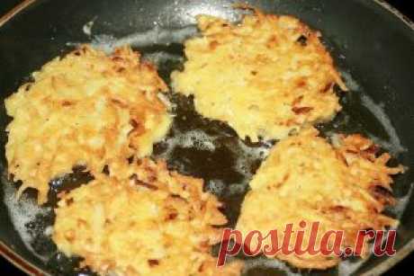 ДРАНИКИ С СЫРОМ 🍴
ИНГРЕДИЕНТЫ:
● 7-10 средних картофелин
● 1-2 средних луковицы
● 1-2 яйца
● 50-100гр. сыра типа Ламбер(можно любой)
● 2-3 зубчика чеснока
● соль, перец
● 2-3 ст.л. муки
● раст. масло для жарки
ПРИГОТОВЛЕНИЕ:
Картофель очистить, помыть, обсушить, натереть картофель на крупной терке, на мелкой терке сыр, натереть или мелко нарубить лук, раздавить чеснок, добавить соль, перец и яйца. Всё хорошо перемешать, добавить муку по мере надобности(чтобы не было воды)...