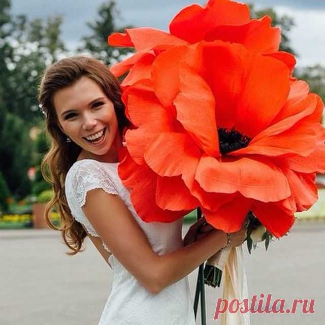 Всем любителям маков посвящается… На фотографии невеста Дарья с гиганскими маками. Мы сделали их специально для свадебной фотосессии.  #свадебнаяфотосессия#маки#большиебумажныецветы#свадьба#огромныебумажныецветы#paperflowers