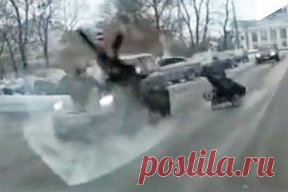 В российском городе автомобиль сбил женщину с двумя детьми и попал на видео. В Выборге автомобиль сбил россиянку с двумя детьми, которая переходила дорогу по пешеходному переходу. Кадры аварии публикует местная группа во «ВКонтакте». На видеозаписи видно, как женщина с двумя детьми, один из которых находится в коляске, переходит дорогу по зебре.