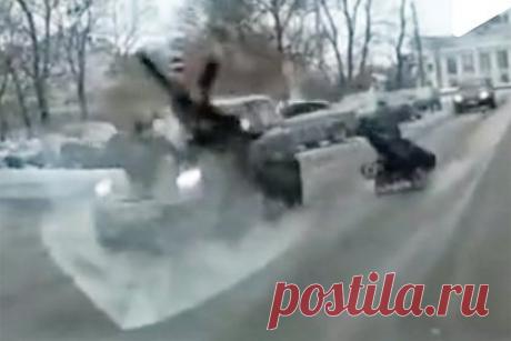 В российском городе автомобиль сбил женщину с двумя детьми и попал на видео. В Выборге автомобиль сбил россиянку с двумя детьми, которая переходила дорогу по пешеходному переходу. Кадры аварии публикует местная группа во «ВКонтакте». На видеозаписи видно, как женщина с двумя детьми, один из которых находится в коляске, переходит дорогу по зебре.