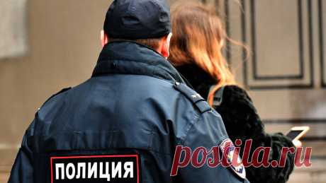 В Печоре полицейский избил местного жителя за личные вещи в цвет украинского флага. В Печоре полицейский избил местного жителя за желтые и синие вещи на балконе, решив, что тот намеренно их туда положил. Об этом сообщает Telegram-канал Baza. Следователи возбудили уголовное дело по статье 286 УК РФ &quot;Превышение ...