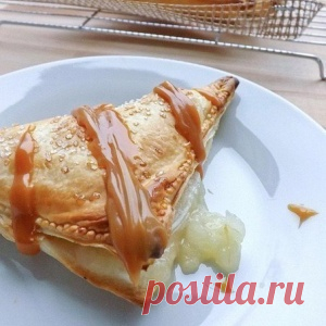 Треугольники с яблоками из слоеного теста