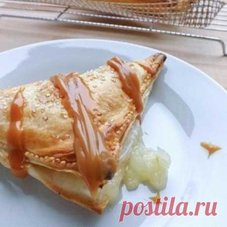 Треугольники с яблоками из слоеного теста