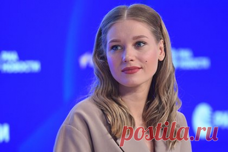 Кристина Асмус высказалась о пластических операциях и нарвалась на хейт в сети. Актриса театра и кино Кристина Асмус высказала свою позицию на тему пластических операций и нарвалась на хейт в сети. 34-летняя артистка призвала подписчиц не прибегать к каким-либо хирургическим вмешательствам. Кроме того, телезвезда подчеркнула, что здоровье важнее внешнего вида.