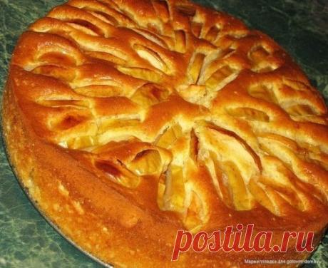 Очень вкусная шарлотка-лентяйка 
Нам понадобится : 
9 столовых ложек растительного масла без запаха 
пол стакана сахара 
стакан муки 
3 яйца 
яблоки 6-8 штук среднего размера 
1 чайная ложка соды гашеной уксусом 
Приготовление : 
Венчиком взбиваем яйца до образования пены,потом добавляем сахар (Я сразу положила яйца и сахар) 
(И все взбила миксером. Мне так легче) 
Затем добавить гашеную соду, раст. масло (я еще ванилин добавила), муку. Снова взбила миксером до однородности. Вот такая консис