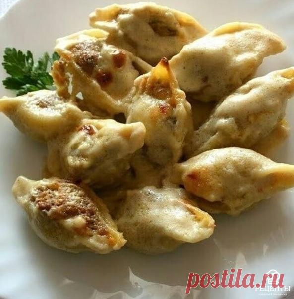 РАКУШКИ ФАРШИРОВАННЫЕ
● Макаронные изделия "ракушки" - 500 гр.
● Говяжий+свиной фарш - 350 гр.
● Рикотта - 250 гр.
● Сыр Пармезан - 100 гр.
● Лук репчатый - 60 гр.
● Зелень петрушки - 15 гр.
● Зелень базилика - 10 гр.
● Перец черный молотый, соль - по вкусу
● Оливковое масло - 4 ст. л.
● Готовый соус бешамель - 1200 мл..