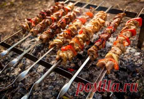 Блюда на мангале. Сочное ароматное мясо, подкопченая рыбка и томленые овощи...
