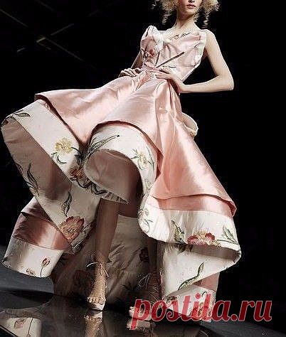 Немного о тонкостях обработки низа пышной юбки 

В расклешенных покроях всегда образуется излишек ткани подогнутого края по отношению к юбке. Этот излишек ткани необходимо убрать, т.е. сутюжить, чтобы подогнутый край лежал на изнаночной стороне юбки ровно, без складок. Такой способ пригодится если ширина подогнутого края не превышает 2,5-3 см (фото 2).

А для более широкой подгибки и для придания упругости фалдам по низу изделия, попробуйте обтачку или подбой (фото 3). Это...