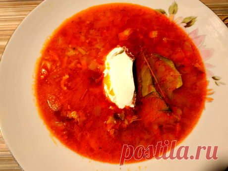 Корхейлевеш (щи по-венгерски) - Вкусно с Любовью - медиаплатформа МирТесен Танцы от плиты и до компа !! В основу венгерских щей закладывается большое количество квашеной капусты, а в сам бульон — копченая свинина, колбаски и бекон. Бекон нужно предварительно обжарить с паприкой и пастой из запеченных перцев (я взяла томатную пасту ) — это и делает из обычных щей...