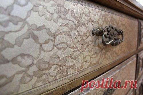 Мастерица делает декупаж с помощью шторы и баллончика. Выглядит потрясающе