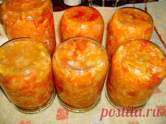 Салат с рисом 
 
3кг. помидор 
по 1кг. -лук , морковь и перец 
1-2 стакана риса , 2 стакана раст . масла , 2 ст. л сахара , 3 ст. л. соли 
 
В большую кастрюлю наливаю масло и кладу порезанные овощи ( лук полукольцами , морковь натёртая на крупной тёртке и перец соломкой ) 
и это всё обжариваю минут 20-25 .Высыпаем потом туда вымытый рис , потом мелко порезанные помидоры , соль сахар . И продолжаем тушить 20 минут . В горячем виде закатываем крышками и укрываем одеялом до полного остывания