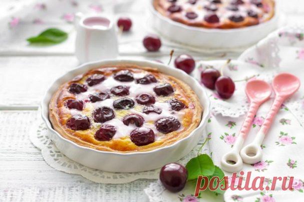 Пирог с вишней и сметанной заливкой
