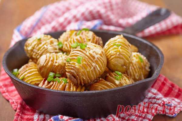 Картофель-гармошка, приготовленный на чугунной сковороде