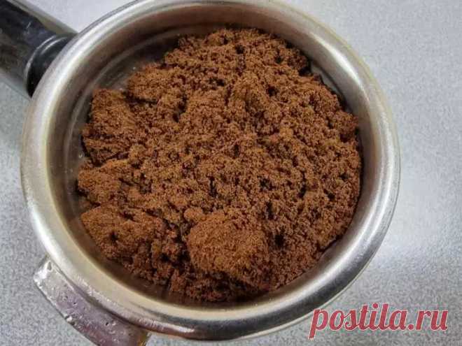 Кофе для ваших роз: результат, который вас удивит. Тонкий слой подсушенной кофейной гущи вокруг куста отпугивает слизней и улиток.