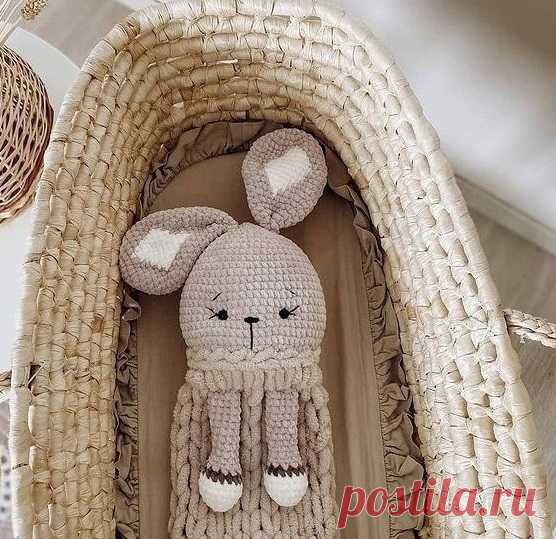 Зайка плюшевая пижамница крючком схема и описание Амигуруми зайка плюшевая пижамница крючком от автора схемы вязания @Babydeerstore. Чтобы связать пижамницу из плюшевой пряжи Вам понадобится 1 моток Ализе