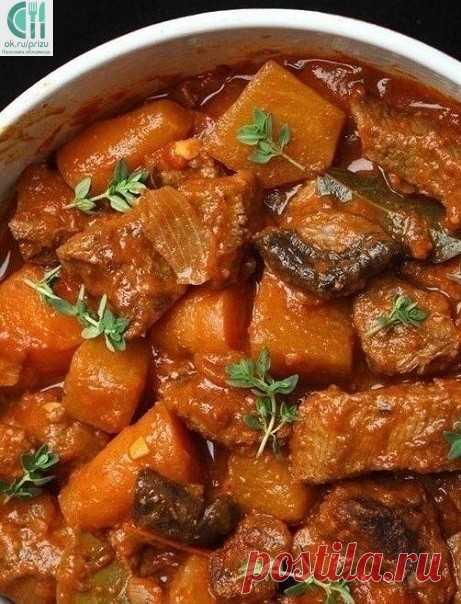 Нам принесли мясо, вкуснее которого я не ела в жизни. Оно было и жаренным и тушеным одновременно, ароматным но не забитым избытком специй. Оно таяло во рту, казалось чуть сладковатым, но с благородной кислинкой.. И мягкости необычайной