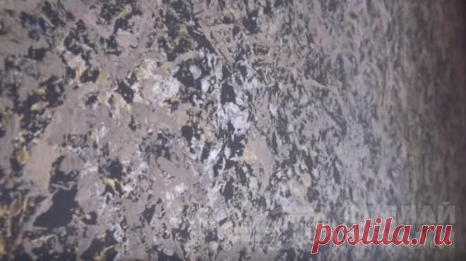 Эффект декоративной штукатурки с помощью целлофана Покраска стен – это простой и недорогой способ обновить обстановку в комнате. Такое покрытие легко мыть, оно не выцветает, а также представляет большой