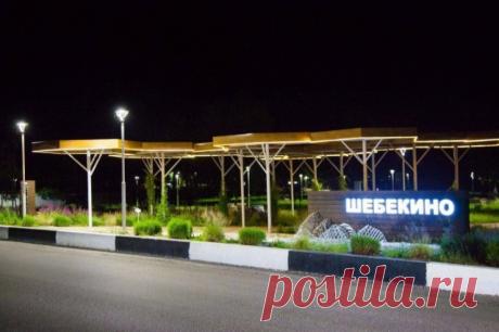 Украинские военные обстреляли промзону в Шебекино. Сотрудники оперслужб осматривают здания на предмет разрушений.