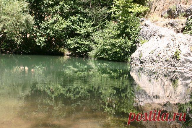 ԱՐԵՎՄՏՅԱՆ ՀԱՅԱՍՏԱՆ.ԱՐԱԲԿԻՐ.ՈՍԿԵԳԵՏԱԿՆ Է.
...Փակում եմ աչքերս եւ իմ դեմ նորից Ոսկեգետակն է,Երմոնյա տատս գետափին ծնկած բուրդ է լվանում:Ես ու
քույրս ոտաբոբիկ վազում ենք գետակն ի վար ու
հավաքում ջրի փախցրած բուրդը:
Հետո եմ,իհարկե, գլխի ընկել,որ այդ օրը տատս վերջին անգամ էր բուրդ լվանում Ոսկեգետակում,որ ես ու քույրս վերջին անգամ էինք վազվզում արցունքի պես վճիտ այդ ջրերում,եւ հուշի այդ բեկորը վերջիններից է ծննդավարիցս բերած իմ կիսաիրական ու կիսաերազային հուշերի մեջ...
Վ.Դավթյանի «Անխորագիր» վիպակ