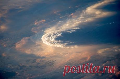 Грозовой фронт на закате, снимок сделан Олегом Артемьевым с МКС. / Astro Analytics