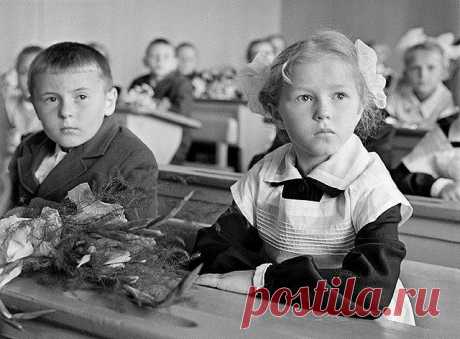 Я помню сорок лет назад  
Себя счастливую девчонку.  
Красивый стан,игривый взгляд,  
Задорную,смешную чёлку.  
 
В богатстве не жили тогда  
И настежь двери открывали,  
Рядились простенько всегда,  
Но в этом не было печали.