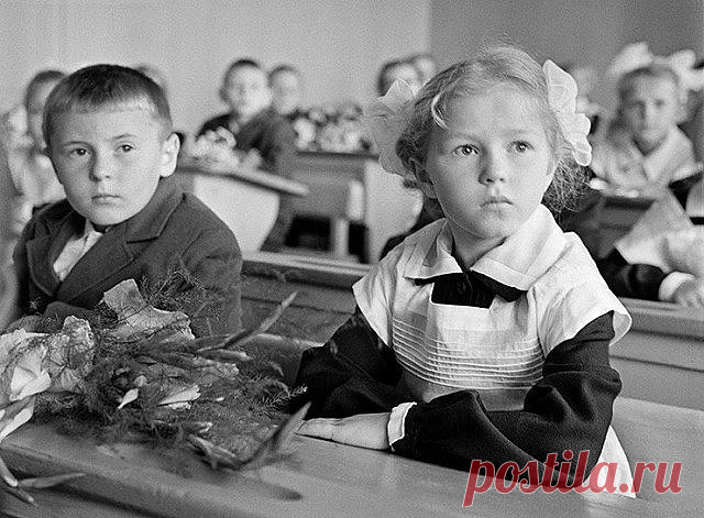 Я помню сорок лет назад  
Себя счастливую девчонку.  
Красивый стан,игривый взгляд,  
Задорную,смешную чёлку.  
 
В богатстве не жили тогда  
И настежь двери открывали,  
Рядились простенько всегда,  
Но в этом не было печали.