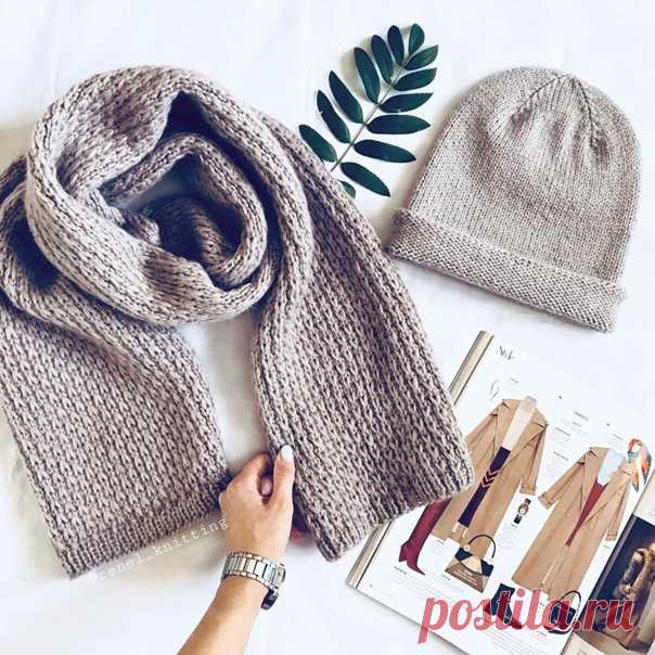 Шарф от renel_knitting
Всем привет  ну как и обещала небольшое описание шарфа. Узор и вправду похож на лицевую гладь, в принципе так и вяжется, но есть одно но  Это узор, имитирующий лицевую гладь. Такой способ вязки особенно подойдёт тем, у кого неровно получается лицевая гладь. Получается довольно таки плотным, я думаю отлично подойдёт для вязания кардиганов, и для шапок тоже можно. 
Вяжется узор со снятыми петлями, поэтому и получаются такие большие галочки. Итак, само ...