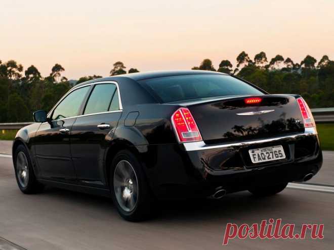 Еще харизматичный, еще не гнилой: стоит ли покупать Chrysler 300C II за 1,3 миллиона рублей