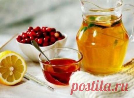 10 чудо-напитков от простуды 1. Горячее молоко с минеральной водой. Это средство особенно полезно при кашле, так как способствует отхождению мокроты. Минеральную воду необходимо использовать щелочную (например, Боржоми) 2. Разведенный сироп из облепихи. Помогает при воспалительных заболеваниях верхних дыхательных путей. Разводим облепиху (сок, сироп облепихи) в горячей (но не слишком) воде и дав чуть — чуть остынуть, выжмем сок лимона. Лимон и запах и