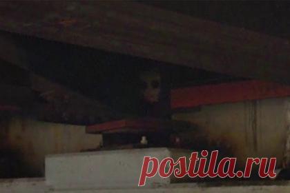 На картах Google нашли пугающую фигуру клоуна под мостом. Пользователь TikTok под ником @hidden.on.google.earth опубликовал ролик, в котором обнаружил на картах Google Earth фигуру «жуткого клоуна» под мостом в городе Итака. Тиктокер приблизил карту в определенном месте и включил режим просмотра улиц. Он переместился под автомобильный мост и приблизил изображение.