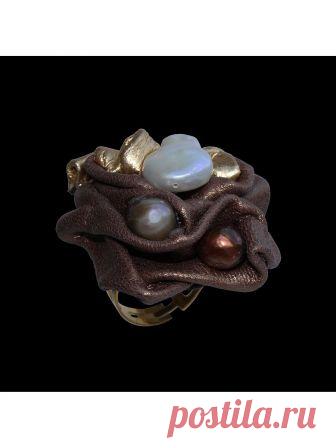 Кольцо, Диковинка Латунь; кожа; жемчуг; перламутр. Размер декоративного элемента - 40 х 45 мм.