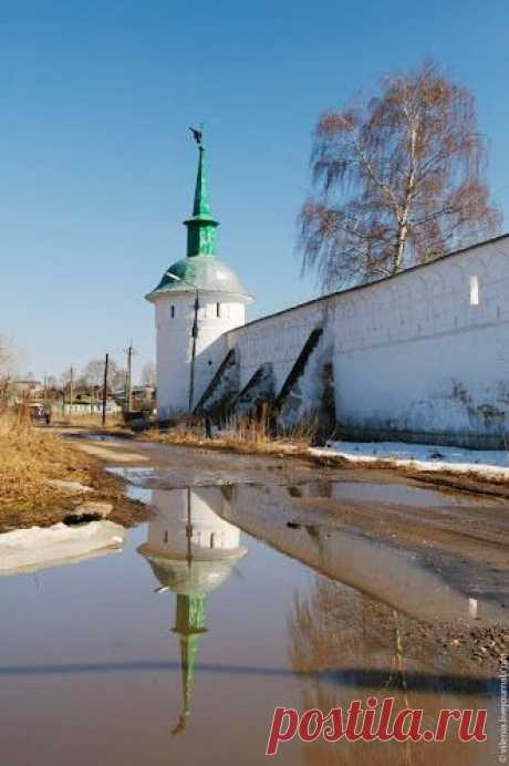 Алекса́ндров (ранее Алекса́ндровская слобода́, Алекса́ндрова слобода) — город (с 1778) в России, административный центр Александровского района Владимирской области. Имеет города-спутники Струнино и Карабаново. Четвёртый по величине город области, туристический центр на Золотом кольце России.