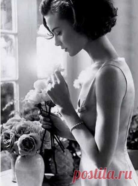 ЭЛЕГАНТНОСТЬ
Элегантность – очень многомерное понятие. Это и крой одежды, и стиль гардероба, и манера поведения. А еще - особое состояние души.