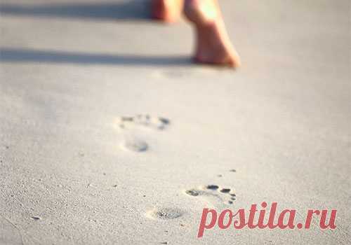 Христианская притча: Когда нет сил идти дальше 
Как-то раз одному человеку, глубоко верующего в Бога, приснился сон. Ему снилось, будто он идет песчаным берегом, а рядом с ним - Господь. На небе мелькали картины из его жизни, и после каждой из них…