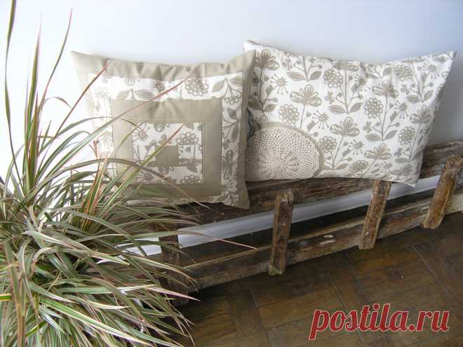 подушки пошиты в технике пэчворк