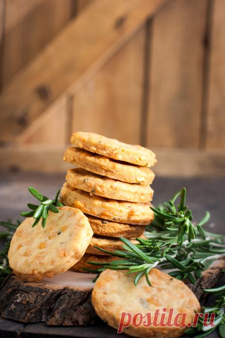 Печенье с розмарином и сыром Чем розмарин не елочка-то?))) Очень похож! Так что печенье с ним самое что ни на есть зимнее и новогоднее)))) 100 гр. сливочного масла 90 гр. твердого сыра (лучше пармезана) - натереть на терке 1 1/4 ст.муки 1/2 ч.л. соли 1 ч.л. нарезанных свежих листьев 1/2 ч.л. свежемолотого черного перца Все…