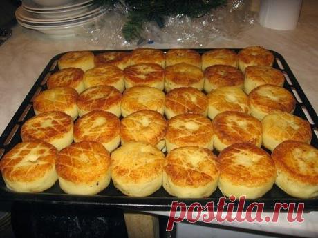 Картофельные биточки - разлетаются вмиг.Безумно вкуснo!! Быстро, легко и ОЧЕНЬ вкусно! Рецепт совсем простой. !! Более подробно о рецепте можете узнать в источникe: шеф-повар Одноклассники, по ссылке fastppc.net/0e464  Рекомендуем посмотреть!!! Приятного аппетитa