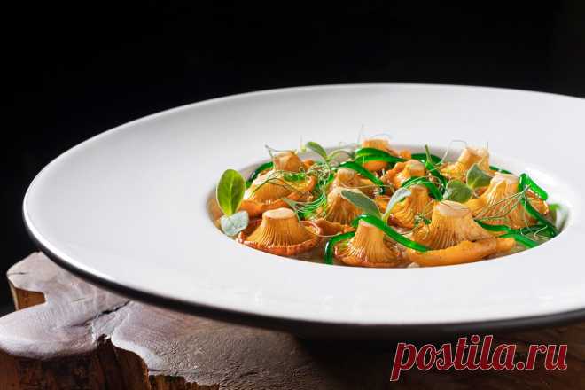 Ризотто с лисичками и желе из укропа 
Цикл - Интересные рецепты от ВСЁВСЁ.РУ 
-------------------
ИНГРЕДИЕНТЫ НА 4 ПОРЦИИ 
Лук-шалот - 20 г 
Чеснок - 5 г 
Рис арборио - 80 г 
Белое сухое вино - 50 мл 
Сливочное масло - 50 г 
Оливковое масло - 30 мл 
Лисички - 150 г 
Грибной бульон - 250 мл 
Тертый сыр пармезан - 15 г 
Укроп - 50 г 
Вода - 200 мл 
Агар-агар - 4 г 
Соль - по вкусу

ПОШАГОВЫЙ РЕЦЕПТ ПРИГОТОВЛЕНИЯ 
Весь рецепт по ссылке ниже))