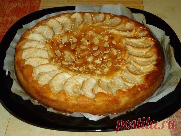 Пирог творожный с яблоками