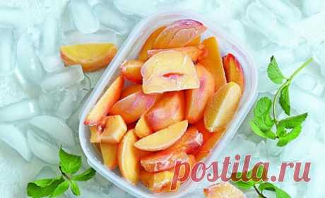 Парень сделал надрезы на персике и опустил в ледяную воду. Когда узнала, зачем, поспешила повторить.