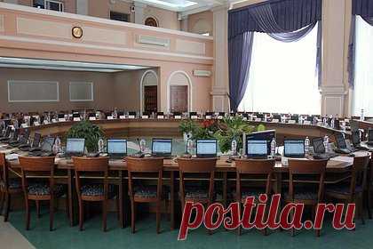 Суд отстранил от должности сбившего и оставившего на дороге ребенка депутата. В Новосибирской области суд отстранил от должности депутата Совета депутатов Сергея Мамонтова, который сбил шестилетнего мальчика и скрылся с места ДТП, оставив его лежать на дороге. Такое решение было принято по требованию Татарской межрайонной прокуратуры. Об аварии в Татарске стало известно 30 октября.