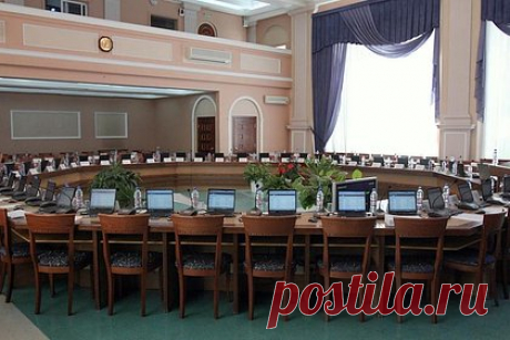 Суд отстранил от должности сбившего и оставившего на дороге ребенка депутата. В Новосибирской области суд отстранил от должности депутата Совета депутатов Сергея Мамонтова, который сбил шестилетнего мальчика и скрылся с места ДТП, оставив его лежать на дороге. Такое решение было принято по требованию Татарской межрайонной прокуратуры. Об аварии в Татарске стало известно 30 октября.