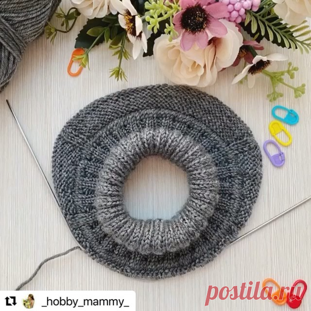 #Repost @_hobby_mammy_ with @make_repost
・・・
Как вязать укорочённые ряды в ростке?⠀
⠀
Очень просто, покажу вам самый простой способ.⠀
⠀
✔️Вяжем по рисунку до первой метки разворота; затем провязываем в петлю предыдущего ряда(у меня изнаночные) получившуюся петлю одеваем на левую спицу и поворачиваем работу.⠀
✔️Вяжем по изнаночной стороне до первой метки разворота, вяжем так же в петлю предыдущего ряда и одеваем петлю на левую спицу.(у меня лицевая) разворачиваем рабо...