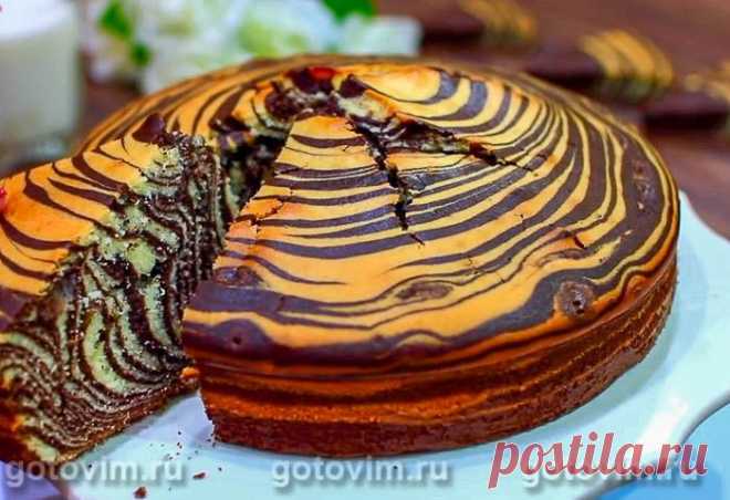 Классический торт «Зебра». Рецепт с фото Полосатый торт «Зебра» готовят из одного вида теста, просто в половину теста примешивают порошок какао. Чем чаще вы чередуете небольшие порции светлого и шоколадного теста при сборке торта, тем отчетливее и ярче получится рисунок готовой выпечки. Кстати, вариантов «Зебры» много, и в этом рецепте, например, тесто для торта сметанное с добавлением пекарского порошка и соды.