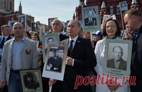 Президент России Владимир Путин (в центре) и участники акции памяти &quot;Бессмертный полк&quot; © Сергей Савостьянов/ТАСС  | ТАСС: Общество - Живая память: акция &quot;Бессмертный полк&quot; в городах мира