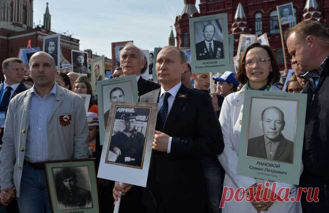 Президент России Владимир Путин (в центре) и участники акции памяти "Бессмертный полк" © Сергей Савостьянов/ТАСС  | ТАСС: Общество - Живая память: акция "Бессмертный полк" в городах мира