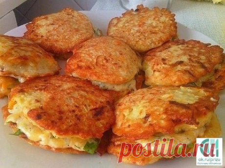 Оладьи из кабачков с сыром и чесноком !
Ингредиенты:
1 средний кабачок
1 яйцо
50 гр. натертого сыра
зубок чеснока
1 ст.л. муки
соль, перец
Приготовление:
Кабачок очистить от кожицы и натереть на крупную терку, вбить яйцо, хорошо перемешать.
Добавить к кабачку натертый сыр и измельченный зубчик чеснока, посолить и поперчить по вкусу, всыпать муку, перемешать.
Жарить оладьи на оливковом масле до румяной корочки.
Очень вкусно кушать такие оладьи с соусом из сметаны и мелко нарезанной зелени.
При
