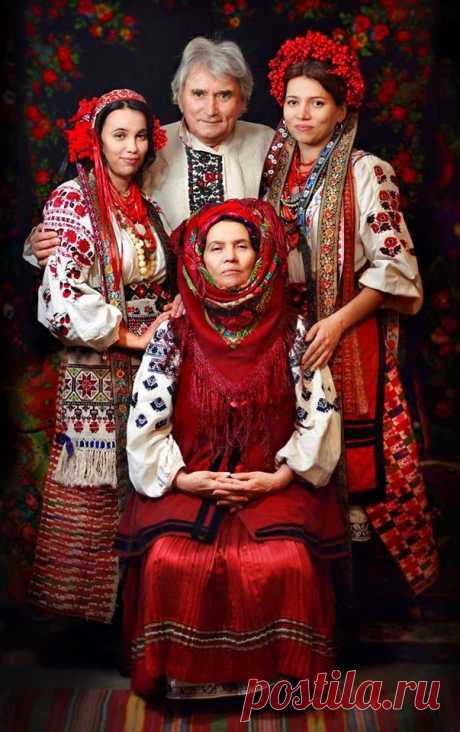 Жінки не ходили з оголеними ногами, грудьми. Але які вони гарні , привабливі і навіть сексуальні!! Тому, що достойні! Як квіти!